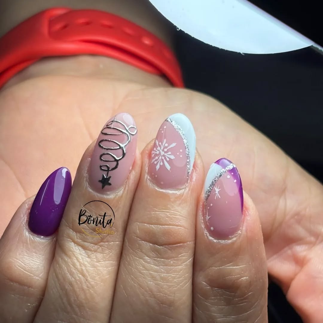 Uñas con diseño navideño, copo de nieve, árbol plateado y una uña morada
